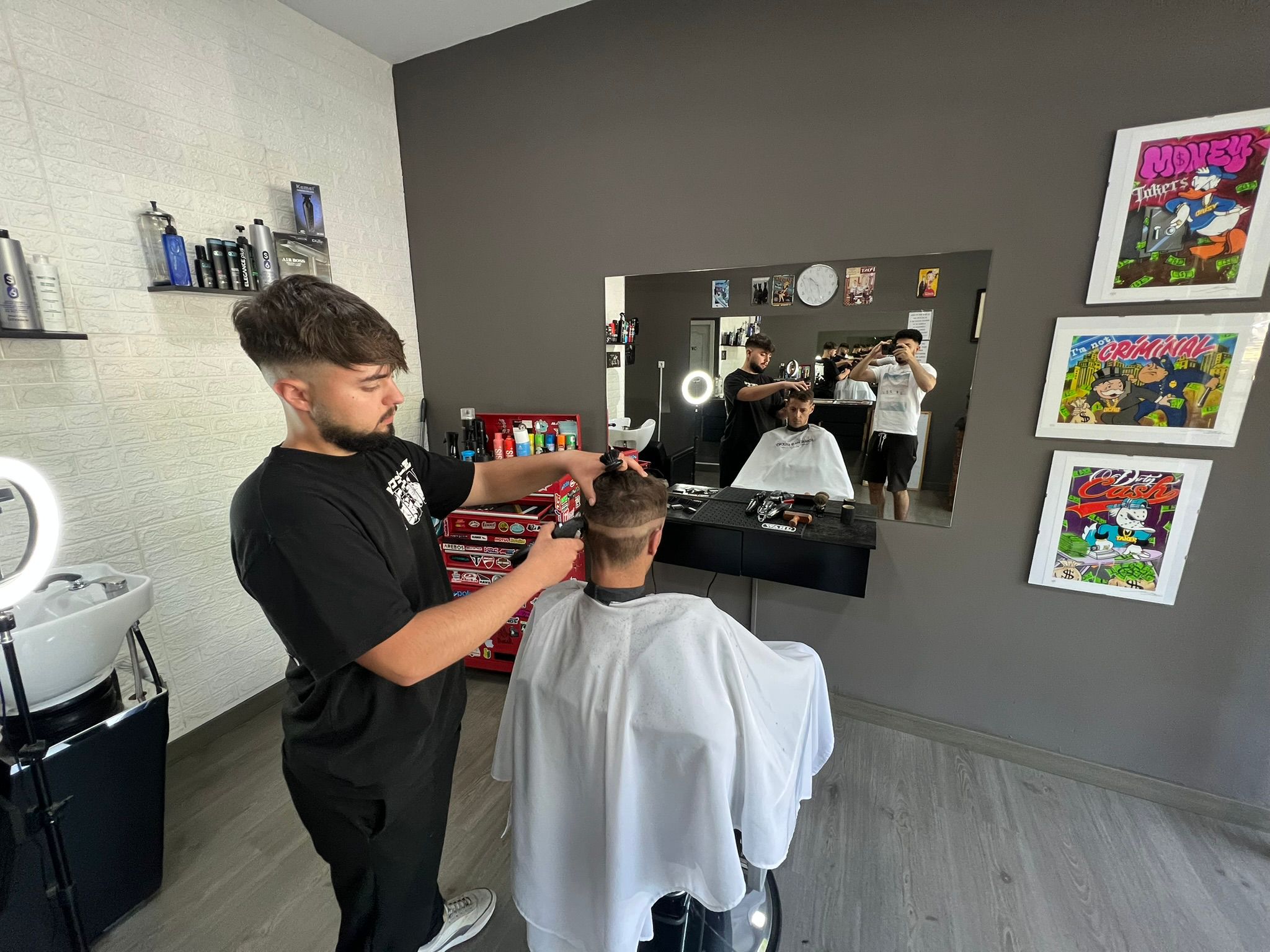 nosso barbeiro cortando cabelo