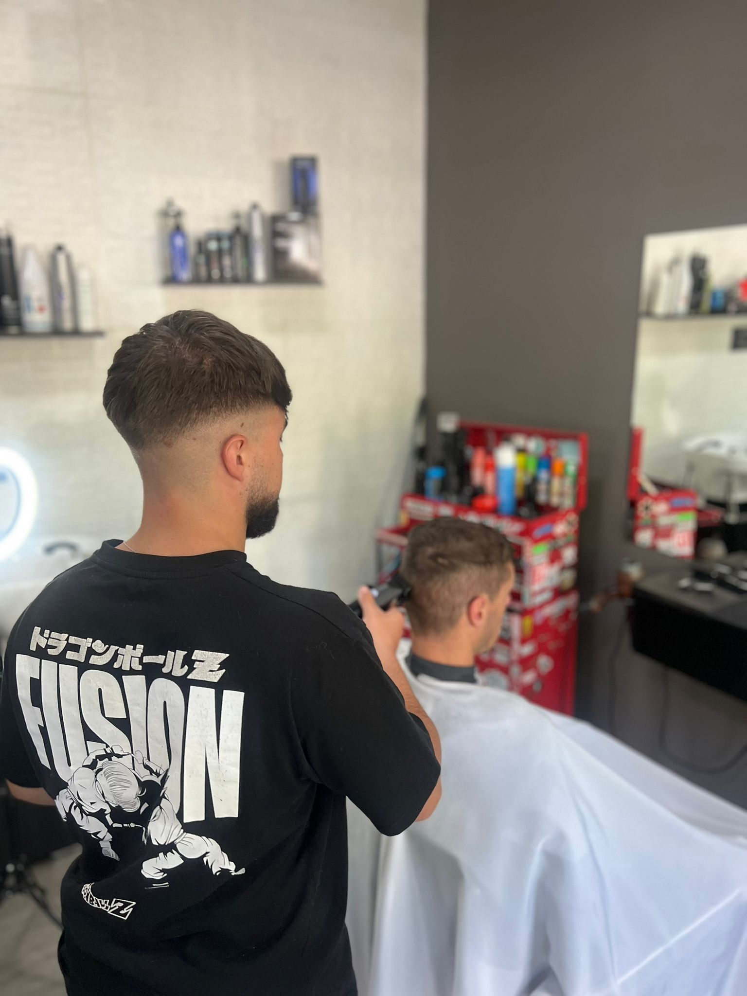 barbeiro fazendo a barba do cliente